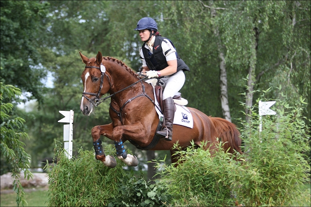 Lucky jumping. Photos by
                              Tierfotografie Huber.